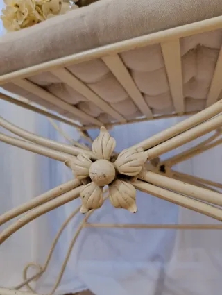 Banqueta de forja beige con cojín