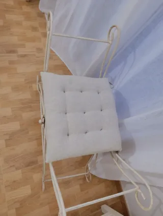Banqueta de forja beige con cojín