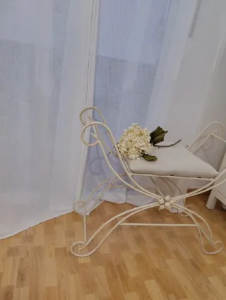 Banqueta de forja beige con cojín