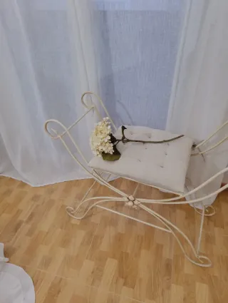 Banqueta de forja beige con cojín