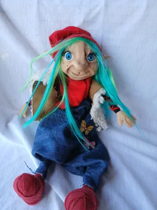 Duenda hecho a mano articulada 29cm de alto mide.