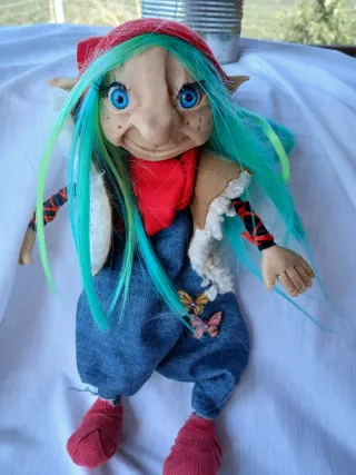 Duenda hecho a mano articulada 29cm de alto mide.