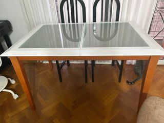 Mesa comedor extensible y 4 sillas