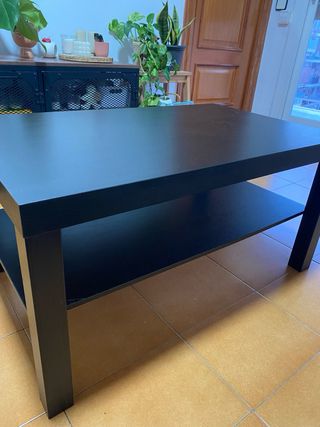 Mesa de centro negra con estante