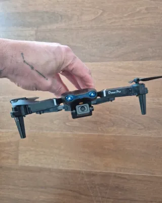 Drone plegable con mando y maletín de transporte.