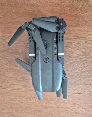 Drone plegable con mando y maletín de transporte.