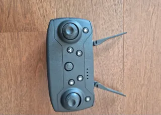 Drone plegable con mando y maletín de transporte.