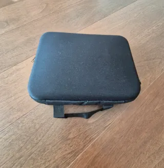 Drone plegable con mando y maletín de transporte.