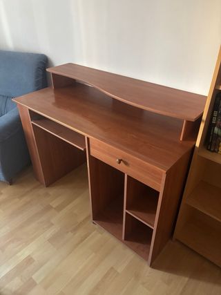 Escritorio de madera con bandeja extraíble