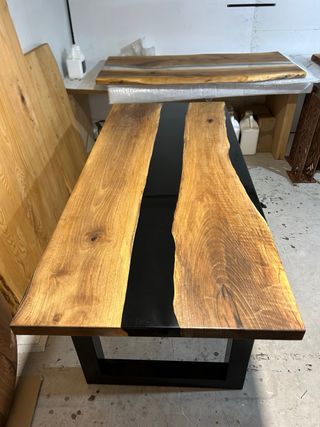 Mesa de nogal con resina epoxi negra