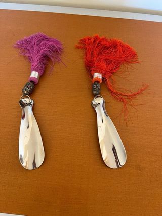 Calzador de zapatos con borla rosa