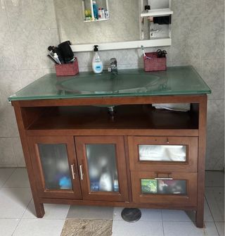Mueble de baño con lavabo de cristal