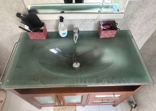 Mueble de baño con lavabo de cristal