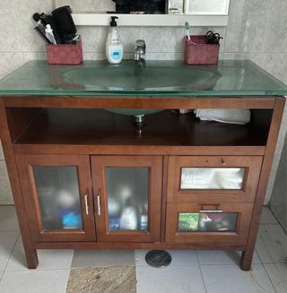 Mueble de baño con lavabo de cristal