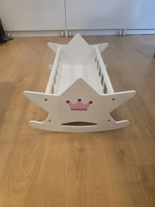 Cuna de juguete blanca con corona