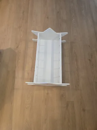 Cuna de juguete blanca con corona