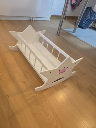 Cuna de juguete blanca con corona