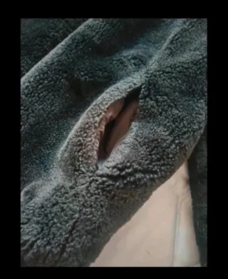 Cazadora reversible negra con capucha.