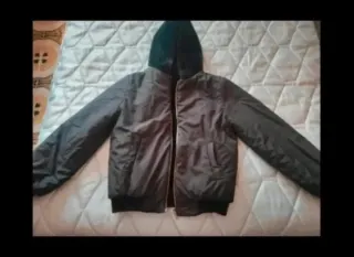 Cazadora reversible negra con capucha.