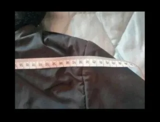 Cazadora reversible negra con capucha.