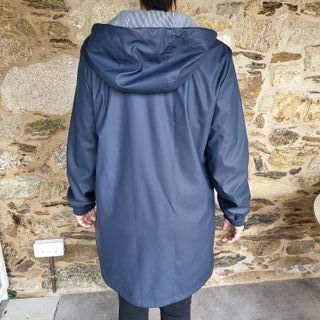 Chubasquero azul marino ONLY