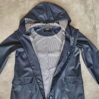 Chubasquero azul marino ONLY