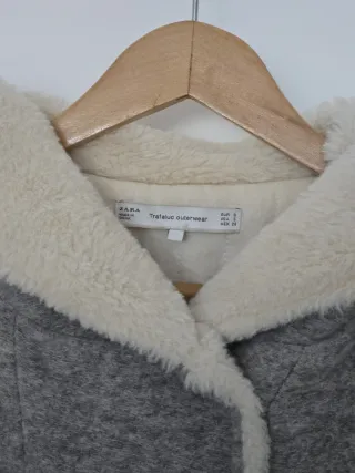 Abrigo Zara gris con capucha y borreguito