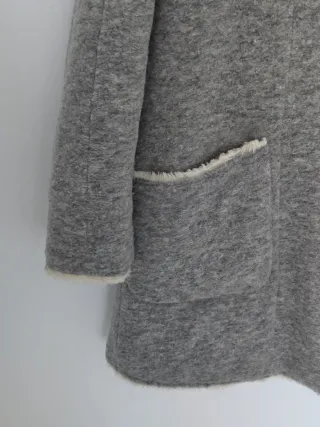 Abrigo Zara gris con capucha y borreguito