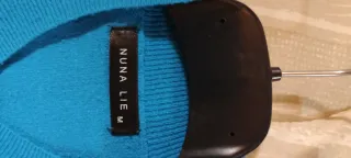 Maglione blu con bottoni