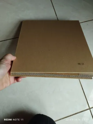 Tagliere in legno con coltello,