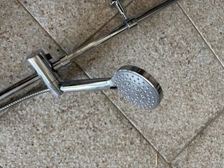 Barra Ducha Dos Salidas Negra y Plateada