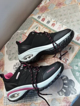 Scarpe sportive nere e rosa