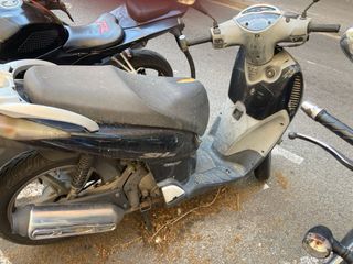 Honda SH125i Scooter Negra y Plateada