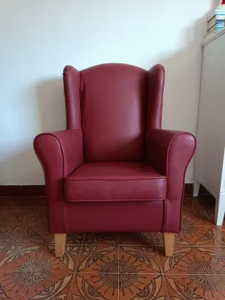 Sillón orejero de piel rojo