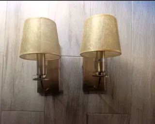 Lámpara de pared dorada y marrón más los dos apliq