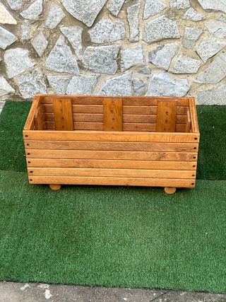 Fioriera rialzata in legno