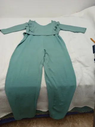 Mono verde con mangas acampanadas