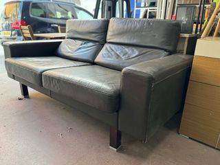 Sofá de piel marrón oscuro