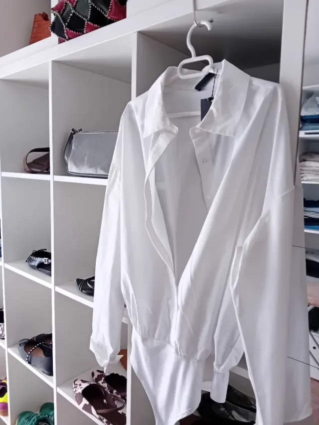 Blanca impoluto, tipo body .