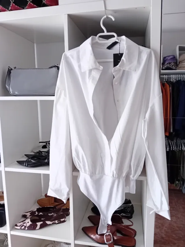 Blanca impoluto, tipo body .