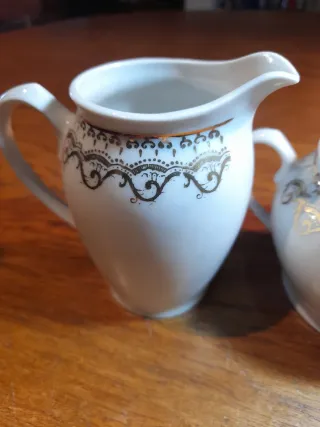 Azucarero y jarrita de porcelana