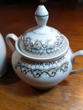 Azucarero y jarrita de porcelana