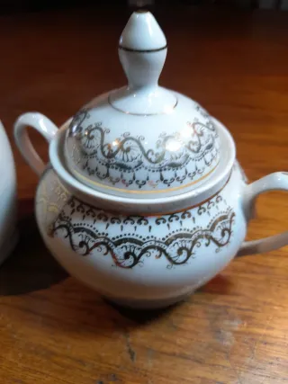 Azucarero y jarrita de porcelana