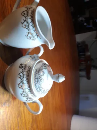 Azucarero y jarrita de porcelana