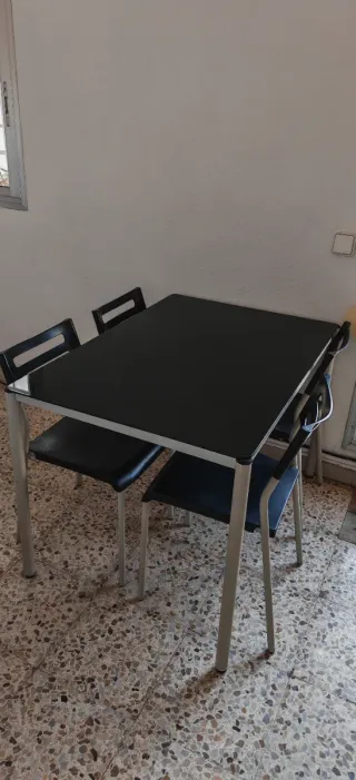 Mesa de cristal con 4 sillas
