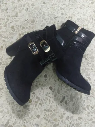 Botines negros con tiras brillantes