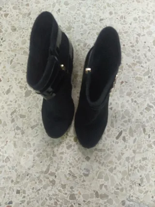 Botines negros con tiras brillantes