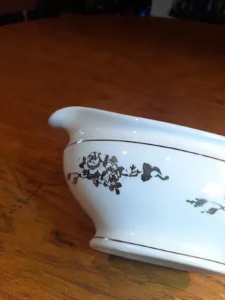Salsera de porcelana con detalles dorados