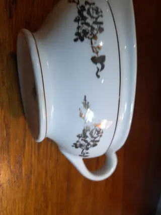 Salsera de porcelana con detalles dorados