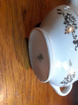 Salsera de porcelana con detalles dorados